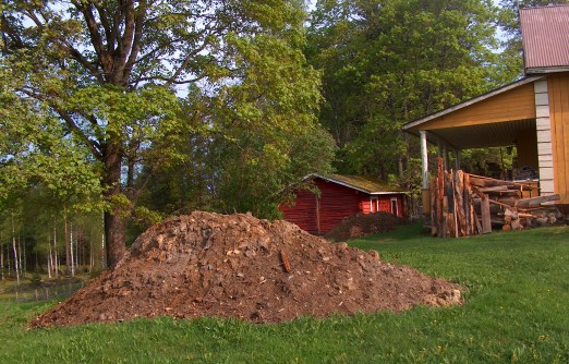 Lattiaremontin j�lki� pihalla